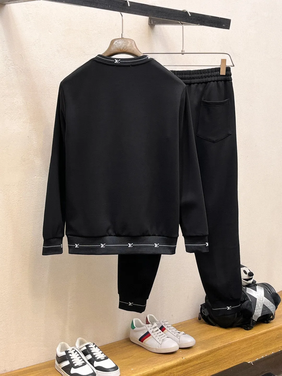 🅿️540 [LV Louis Vuitton] hot-selling suit is coming. Focus on the original version of the official website. 2025 new hot-selling round neck sweatshirt suit. The original order is the best 🇭🇰. It is the meticulous work of top designers for a fitting and perfect upper body effect. All-natural high-quality Tencel Roman cotton 100%, close-fitting comfort, noble and elegant! Original hardware embodies elegance and nobility! Counter size: M-3XL (maximum wear up to 190 pounds)